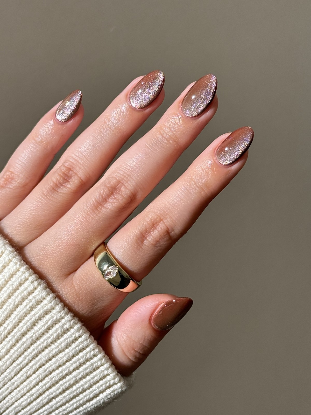 Шоколадний манікюр взимку 2026: дизайни для натхнення