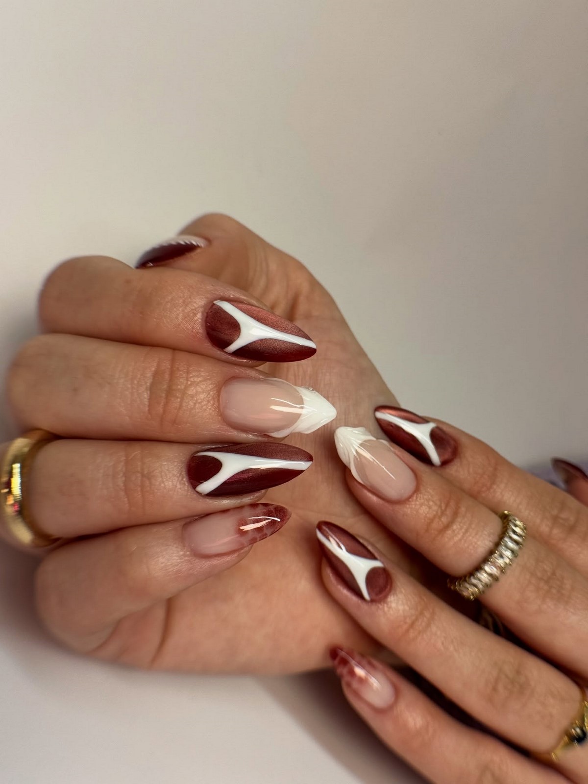 Шоколадний манікюр взимку 2026: дизайни для натхнення