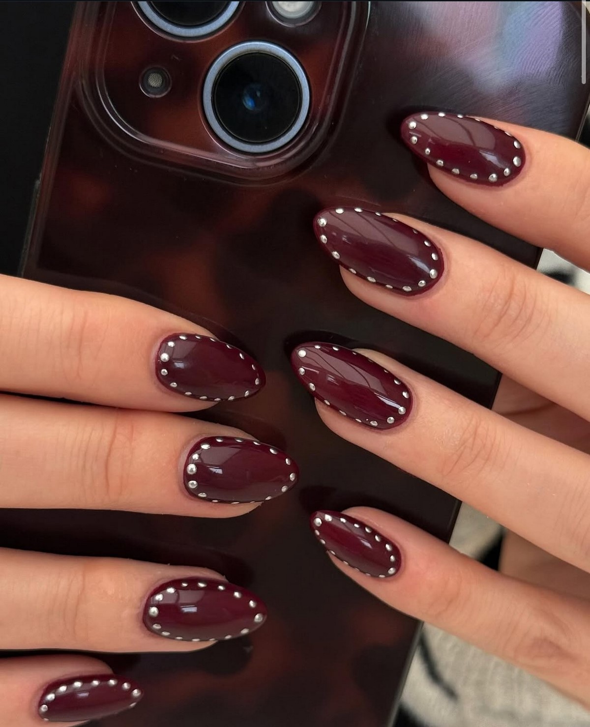 Шоколадний манікюр взимку 2026: дизайни для натхнення