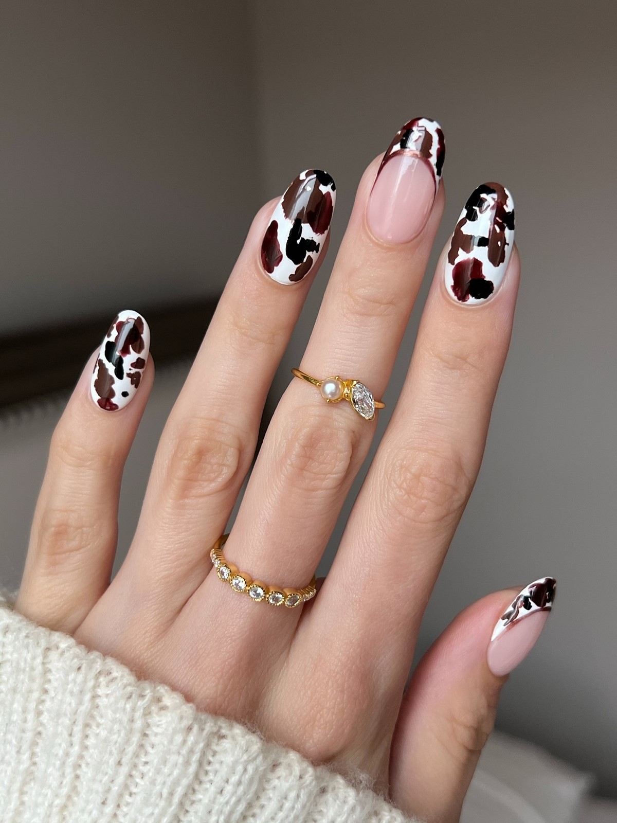 Шоколадний манікюр взимку 2026: дизайни для натхнення