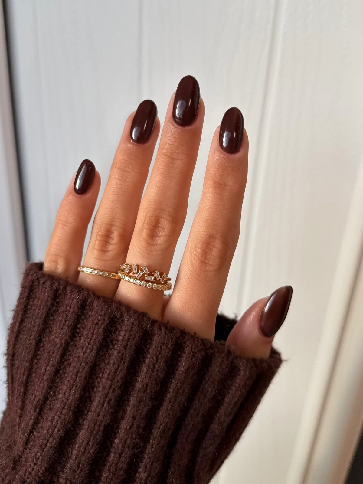 Шоколадний манікюр взимку 2026: дизайни для натхнення
