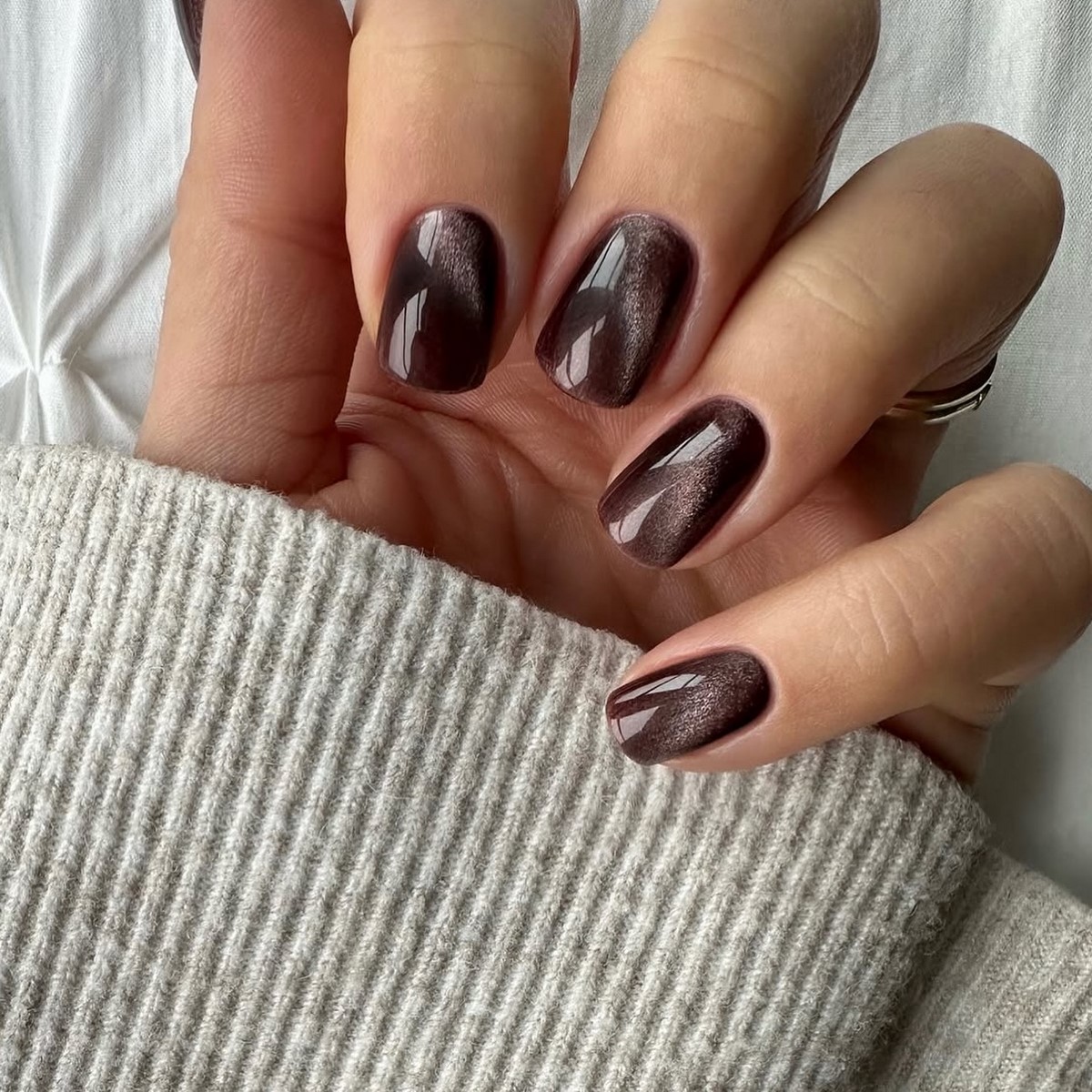 Шоколадний манікюр взимку 2026: дизайни для натхнення