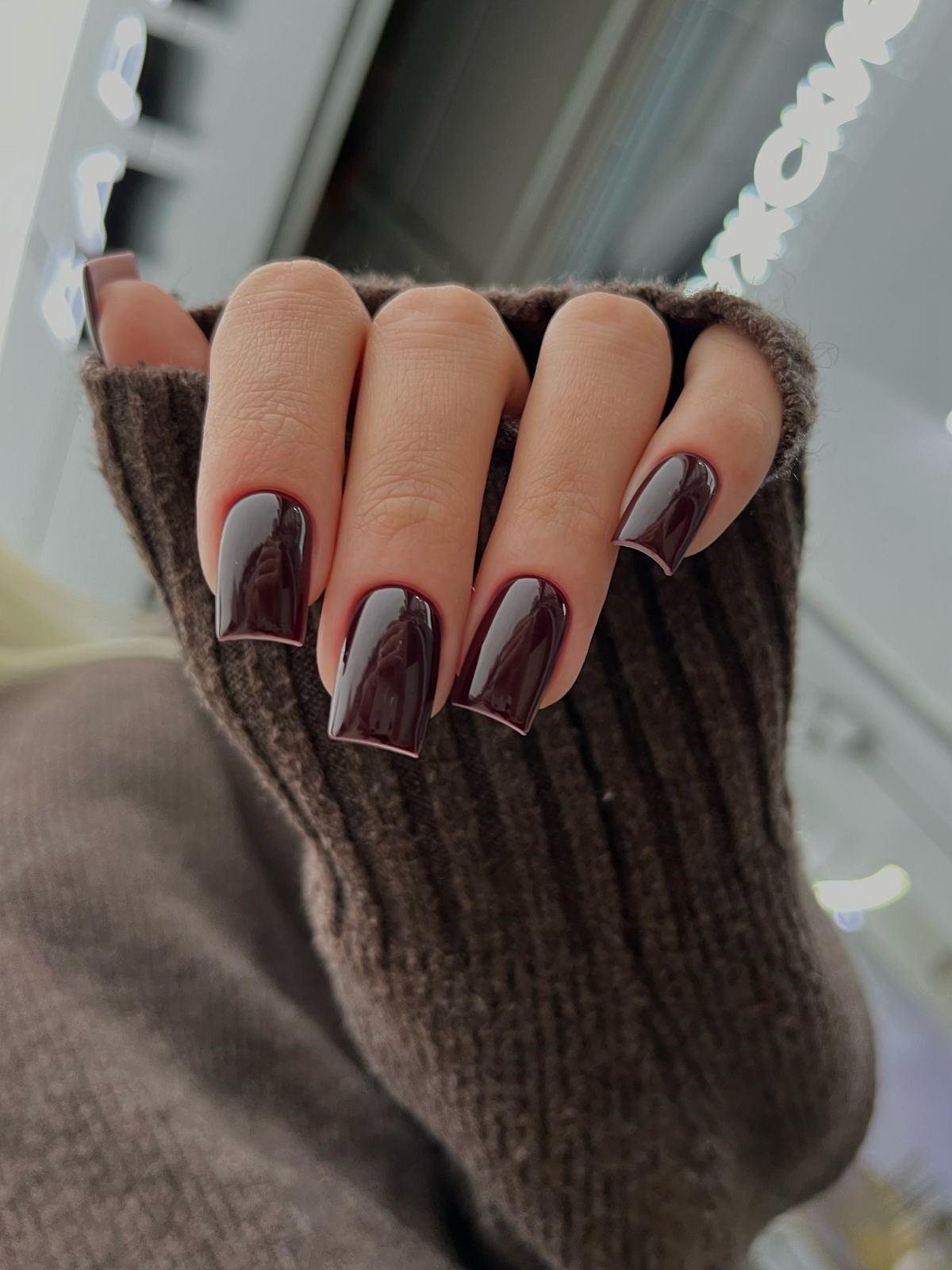 Шоколадний манікюр взимку 2026: дизайни для натхнення