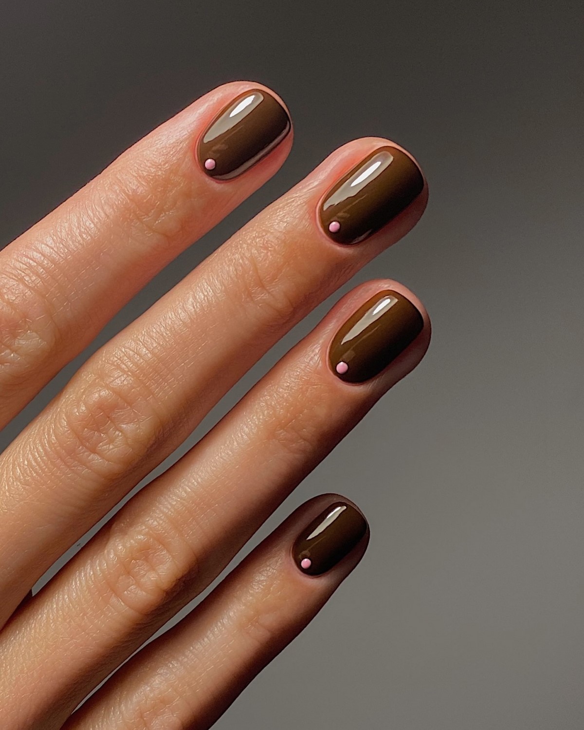 Шоколадний манікюр взимку 2026: дизайни для натхнення