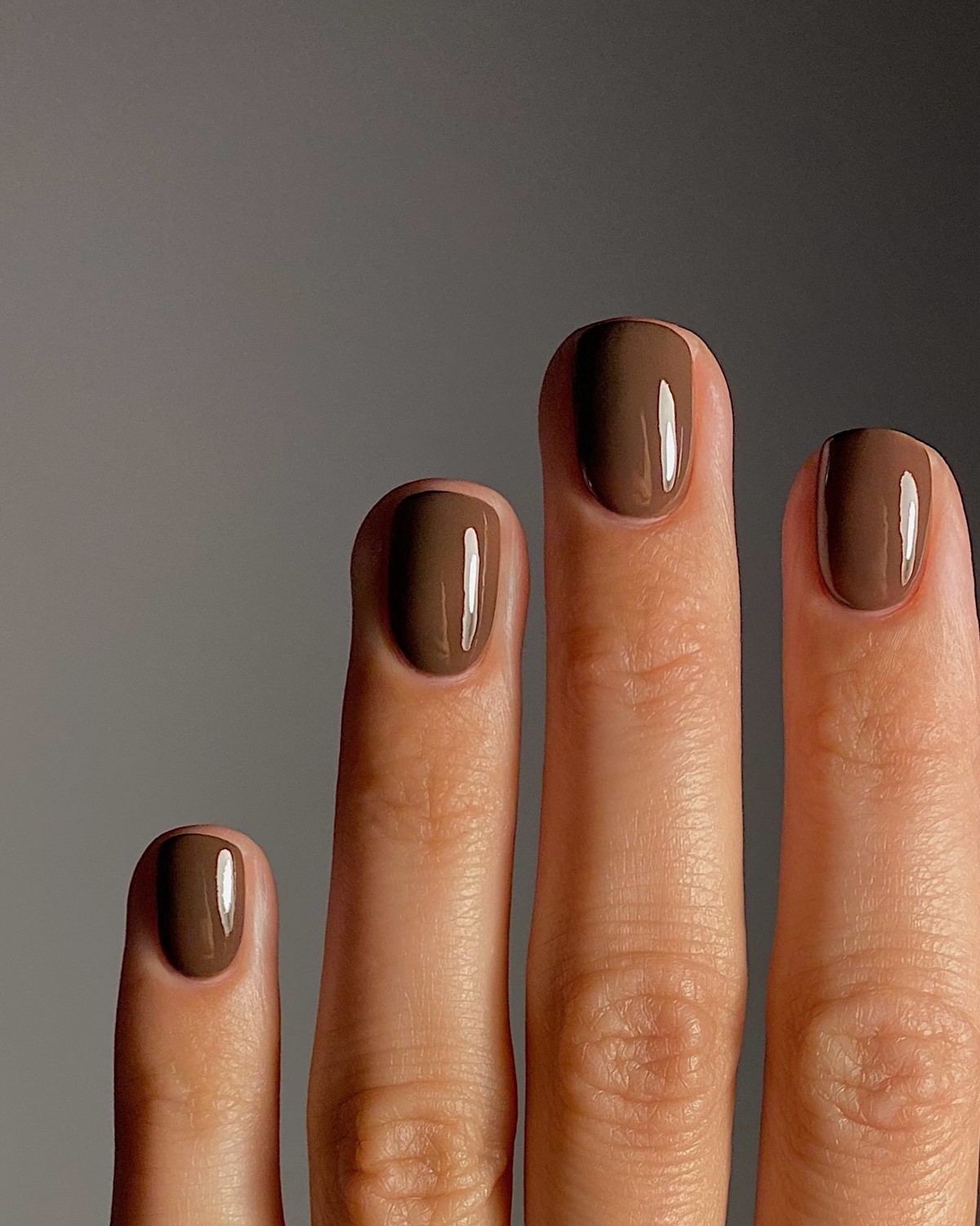 Шоколадний манікюр взимку 2026: дизайни для натхнення