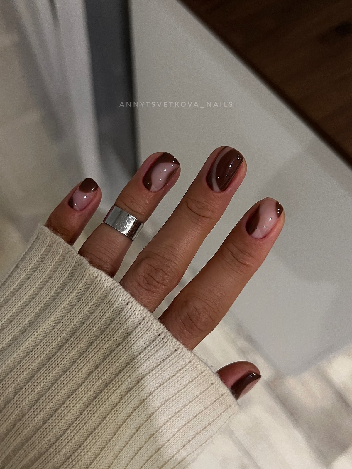 Шоколадний манікюр взимку 2026: дизайни для натхнення