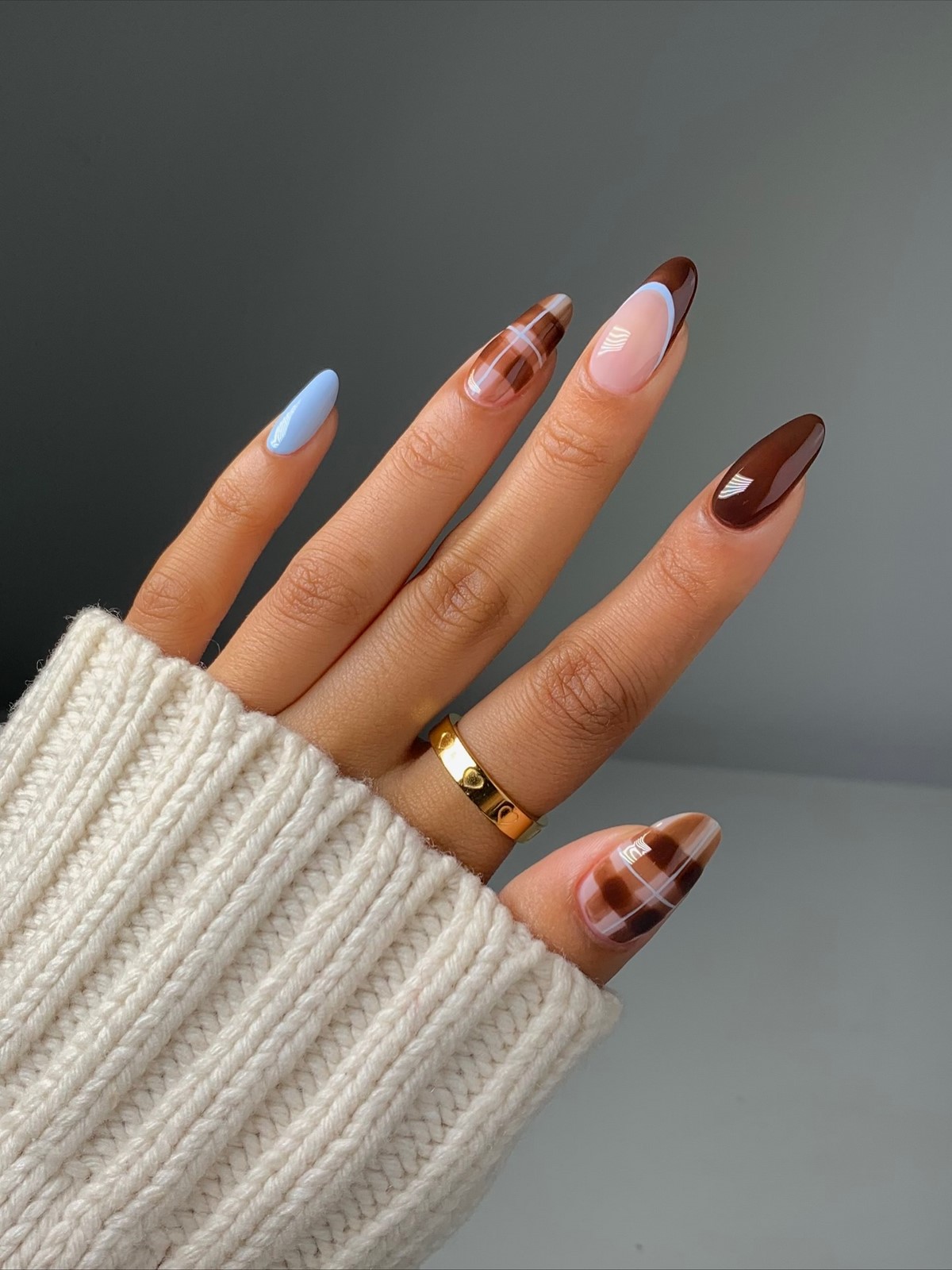 Шоколадний манікюр взимку 2026: дизайни для натхнення