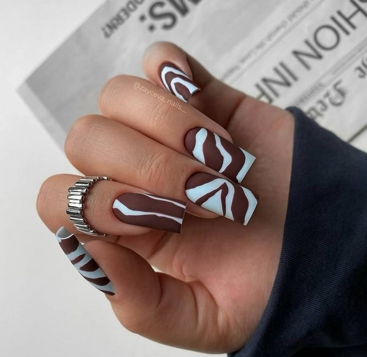 Шоколадний манікюр взимку 2026: дизайни для натхнення