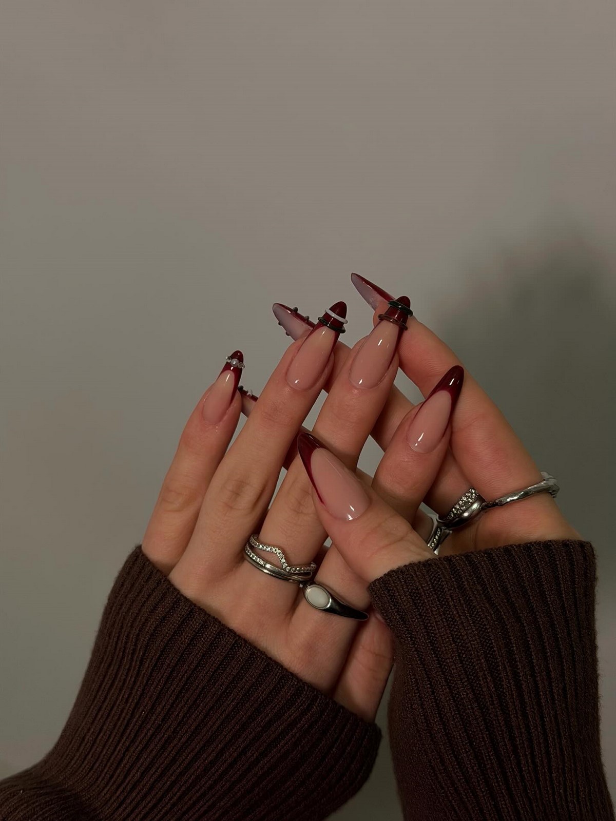 Шоколадний манікюр взимку 2026: дизайни для натхнення