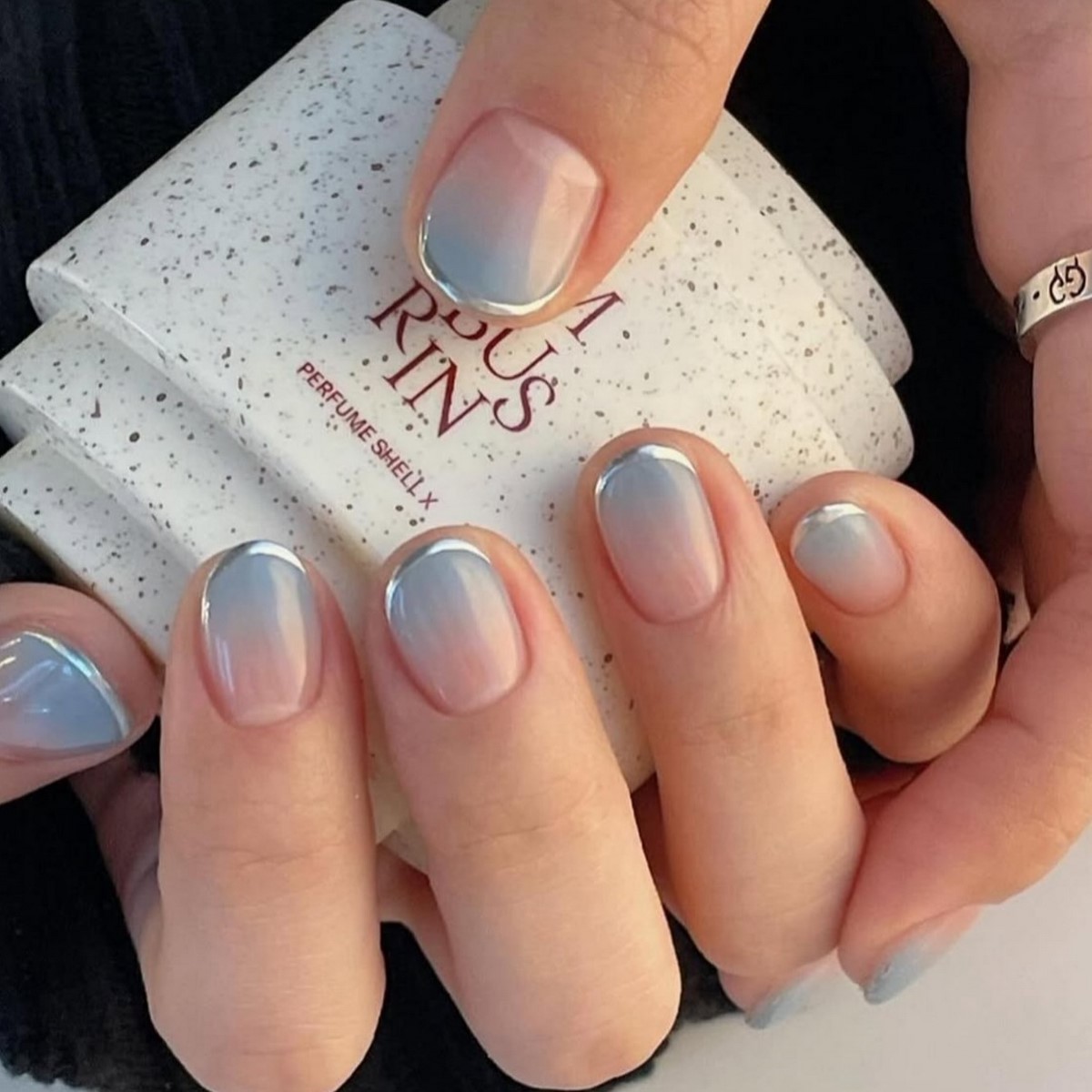 Стильний дизайн коротких нігтів взимку 2026