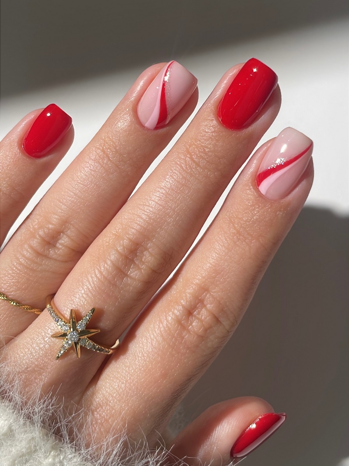 Стильний дизайн коротких нігтів взимку 2026