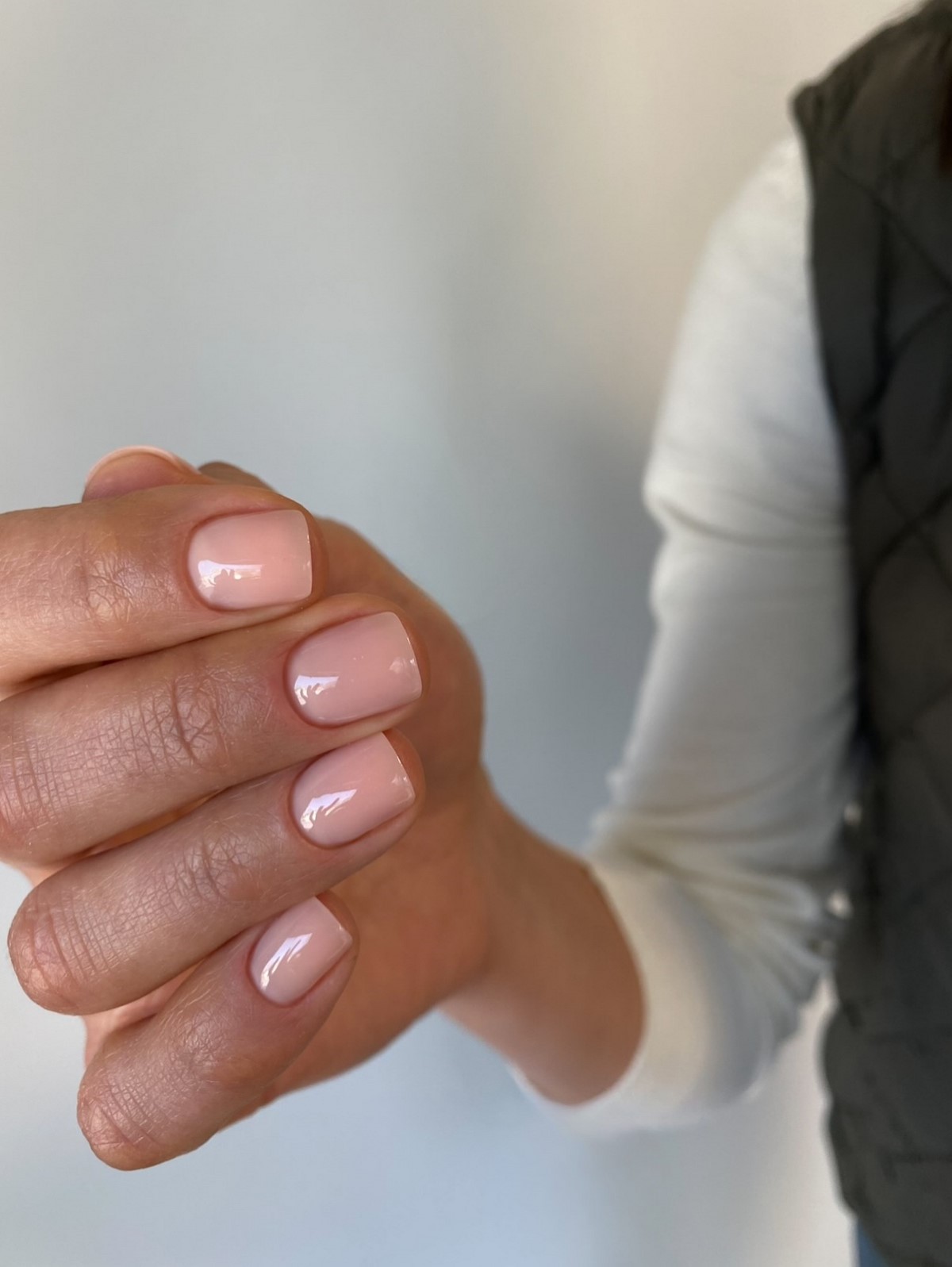 Стильний дизайн коротких нігтів взимку 2026