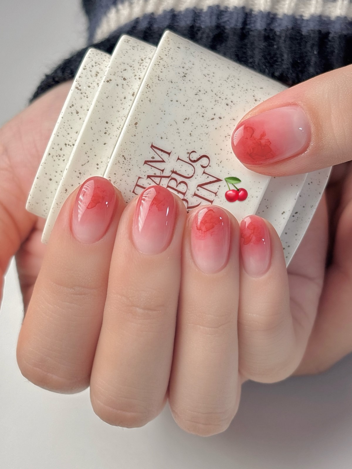 Стильний дизайн коротких нігтів взимку 2026