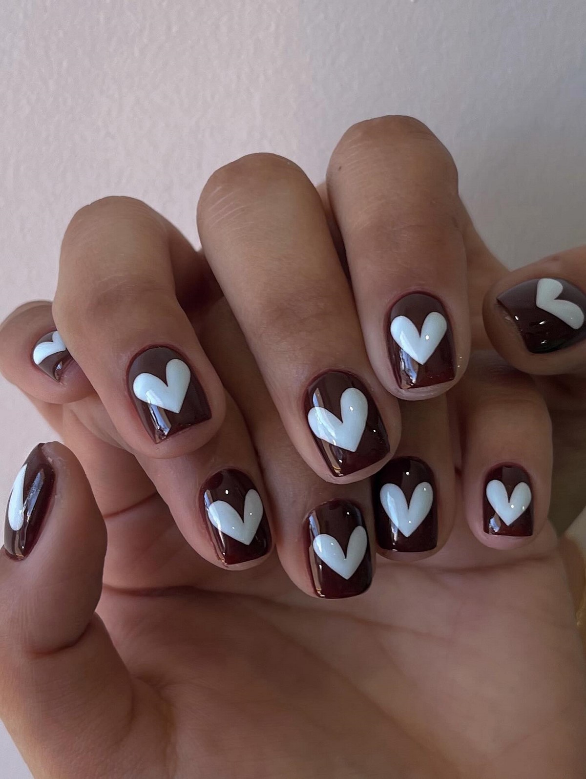 Стильний дизайн коротких нігтів взимку 2026