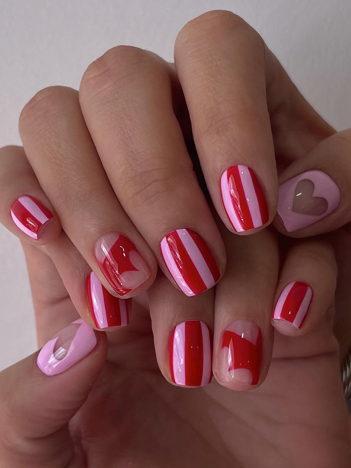 Стильний дизайн коротких нігтів взимку 2026