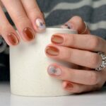 Зимовий манікюр з делікатними акцентами на 2026 рік