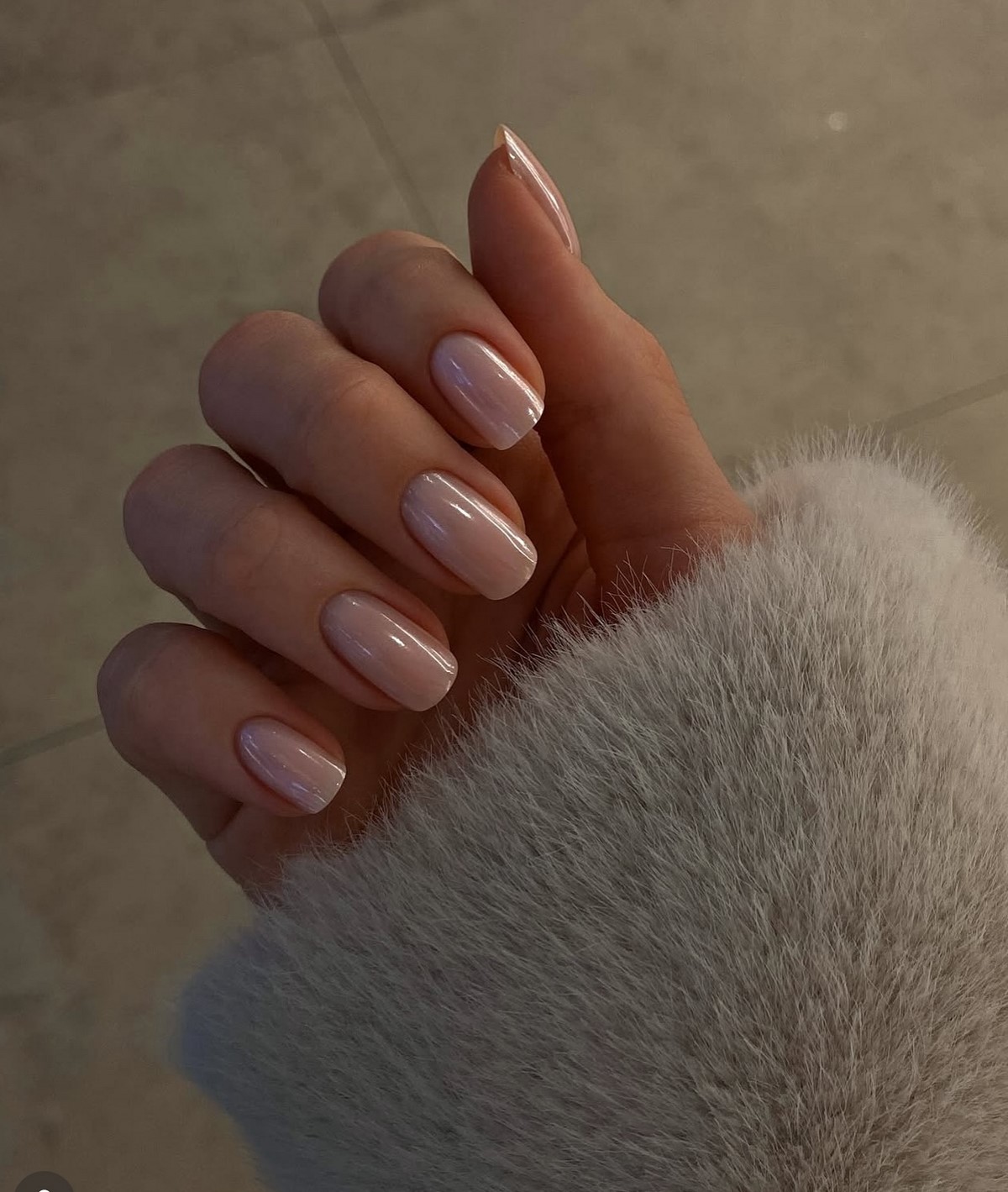 Зимовий манікюр з делікатними акцентами на 2026 рік