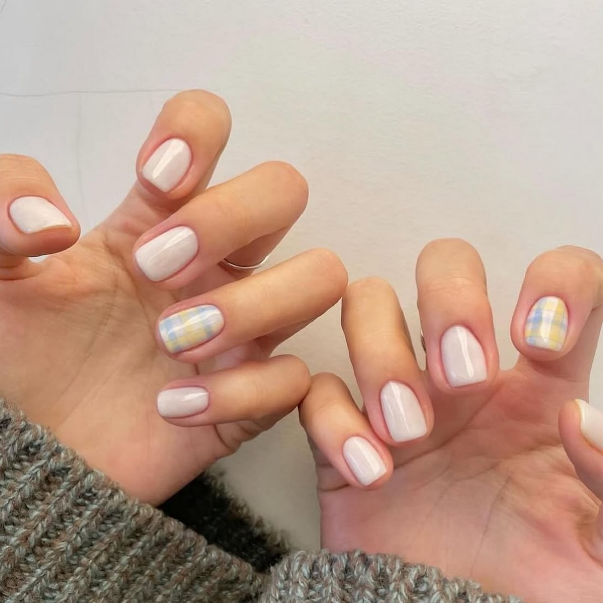 Зимовий манікюр з делікатними акцентами на 2026 рік