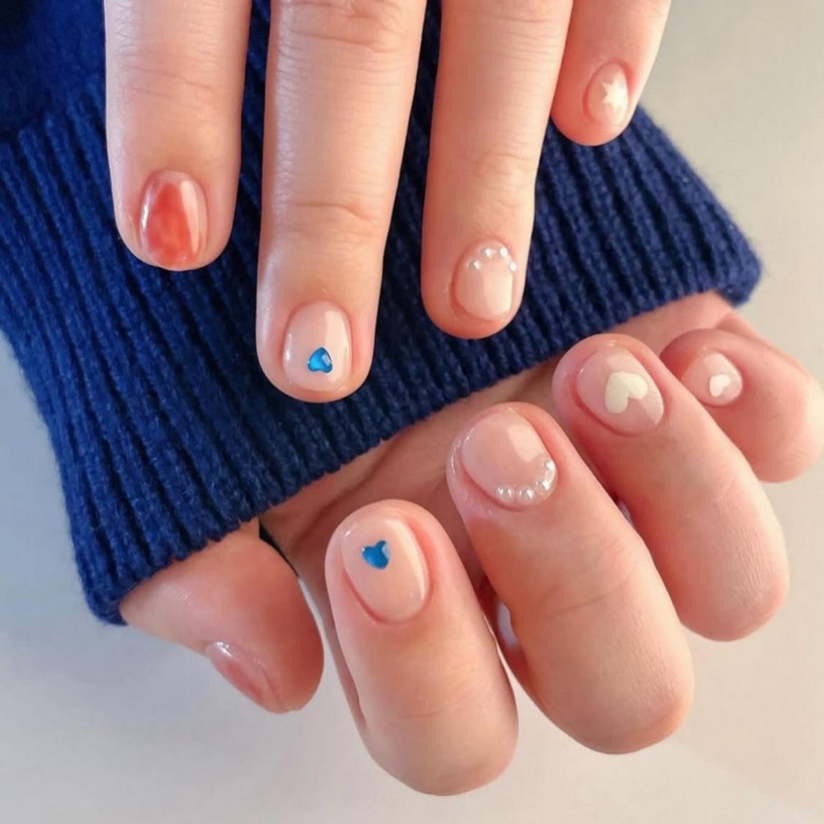 Зимовий манікюр з делікатними акцентами на 2026 рік