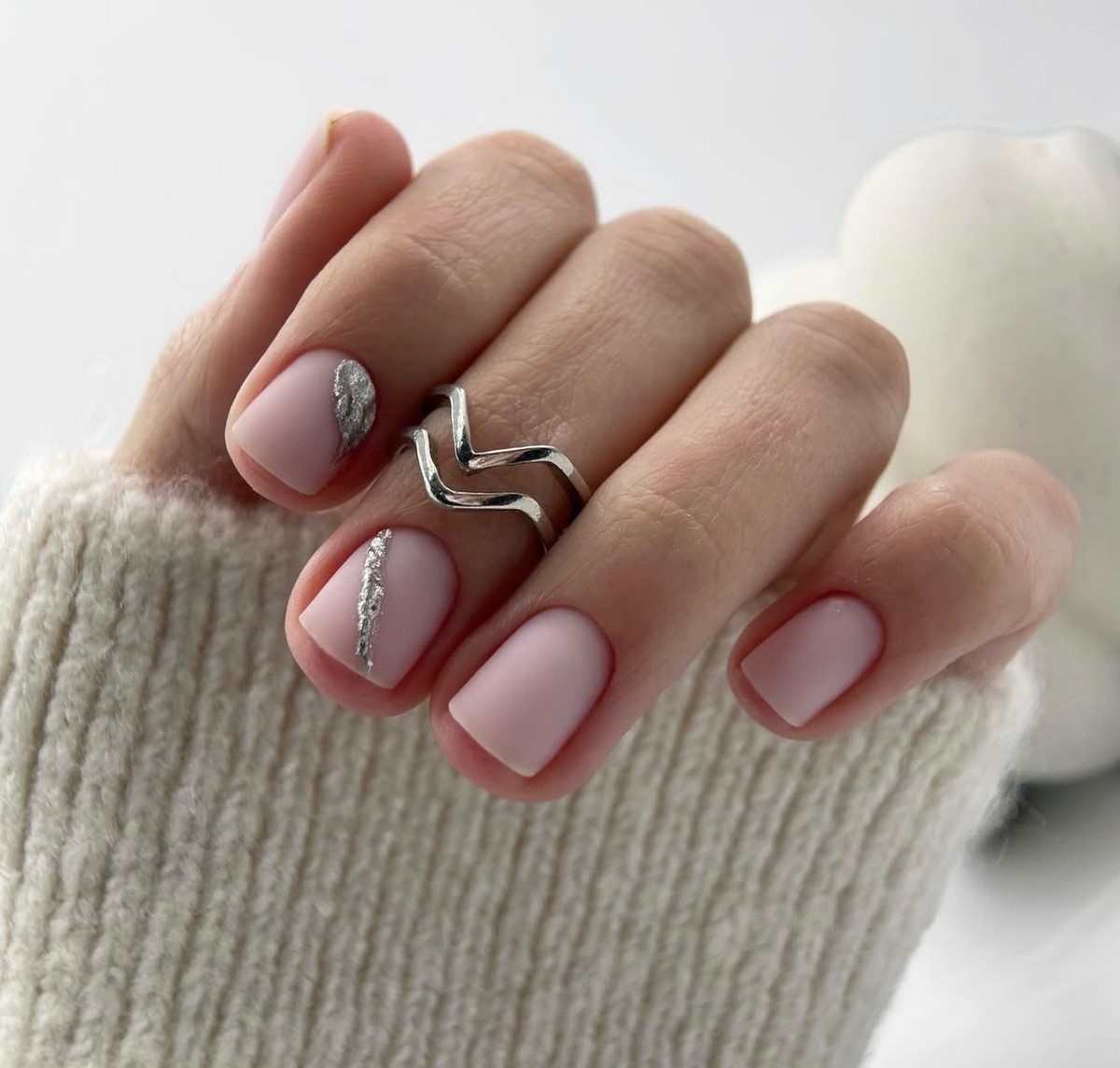 Зимовий манікюр з делікатними акцентами на 2026 рік