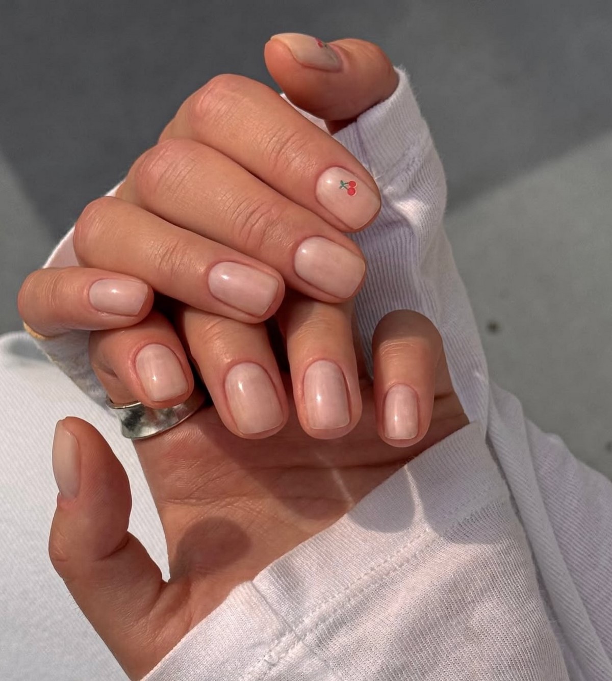 Зимовий манікюр з делікатними акцентами на 2026 рік