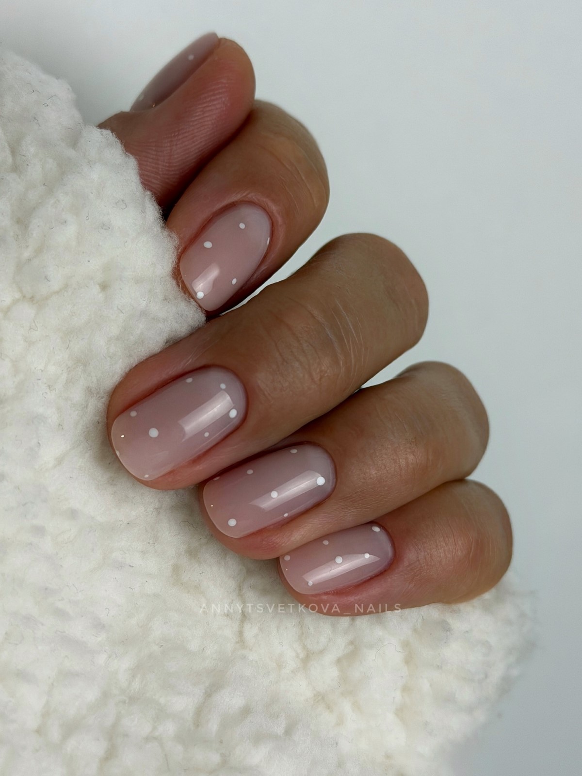 Зимовий манікюр з делікатними акцентами на 2026 рік