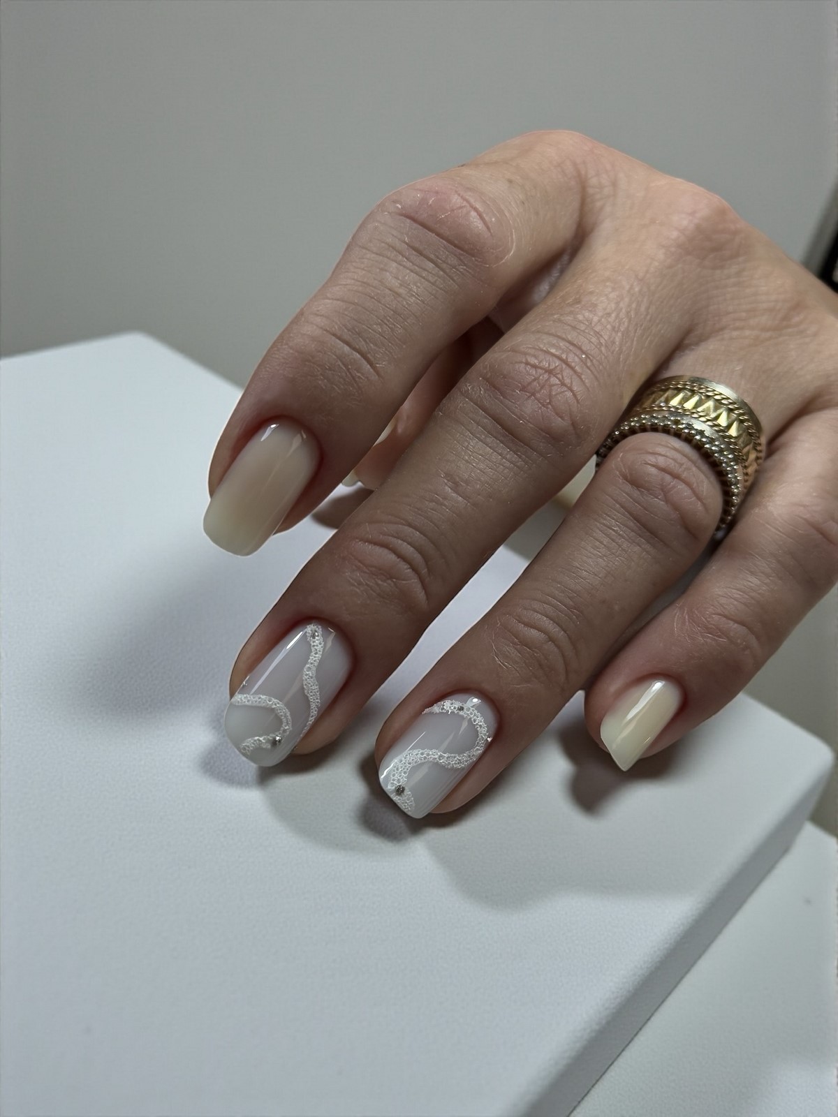 Зимовий манікюр з делікатними акцентами на 2026 рік