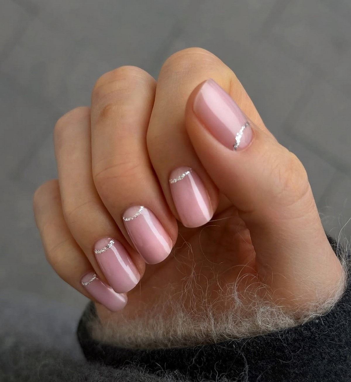 Зимовий манікюр з делікатними акцентами на 2026 рік