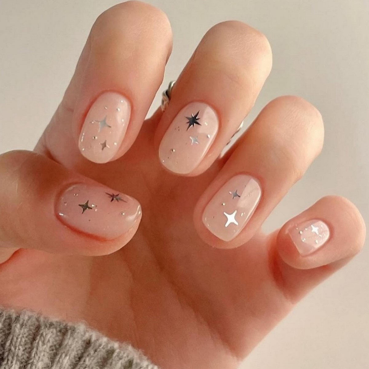 Зимовий манікюр з делікатними акцентами на 2026 рік