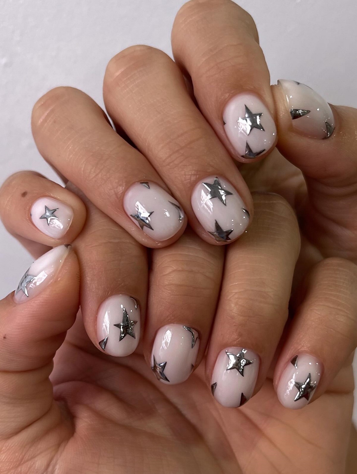 Зимовий манікюр 2026 з сріблом як символ елегантності сезону