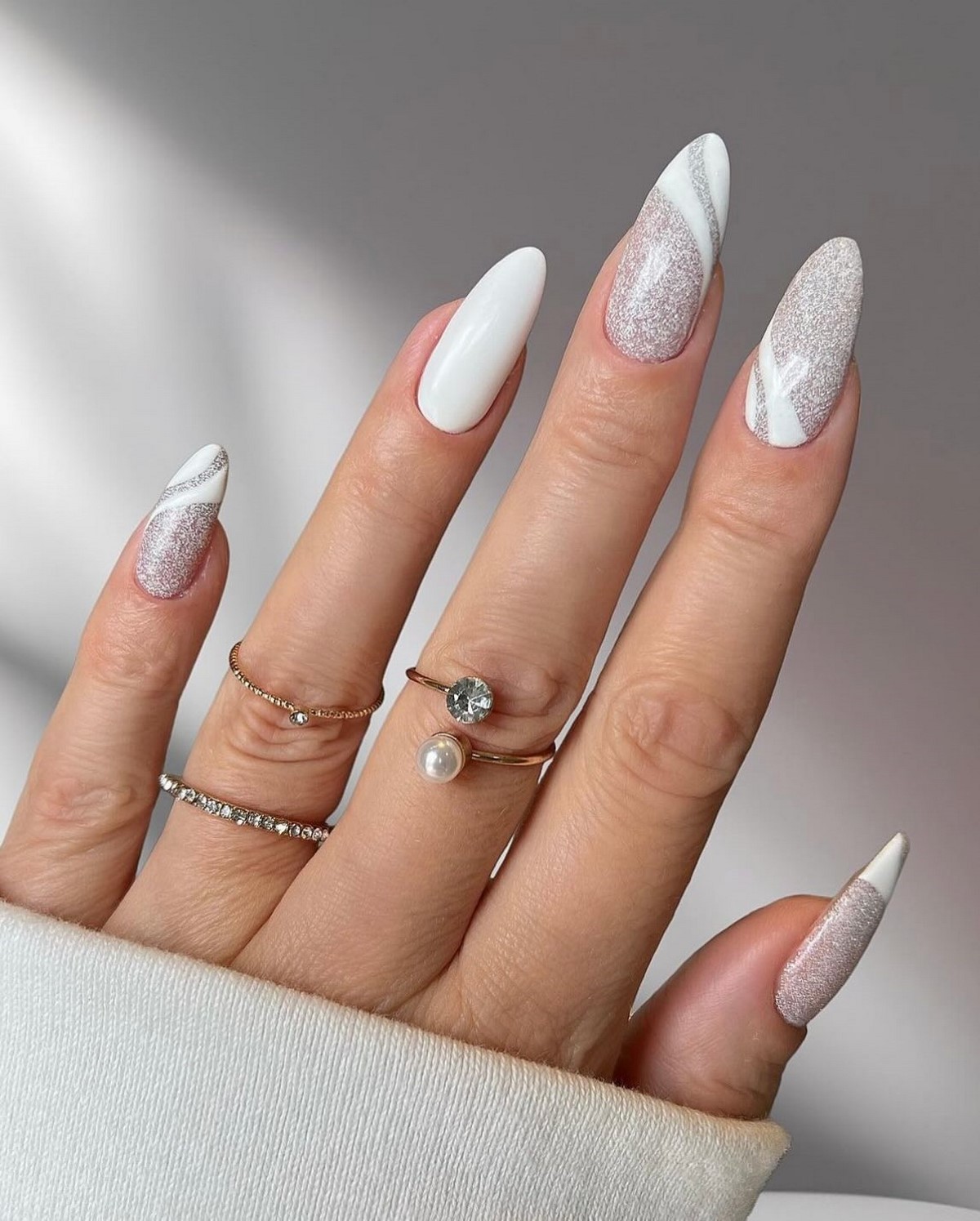 Зимовий манікюр 2026 з сріблом як символ елегантності сезону