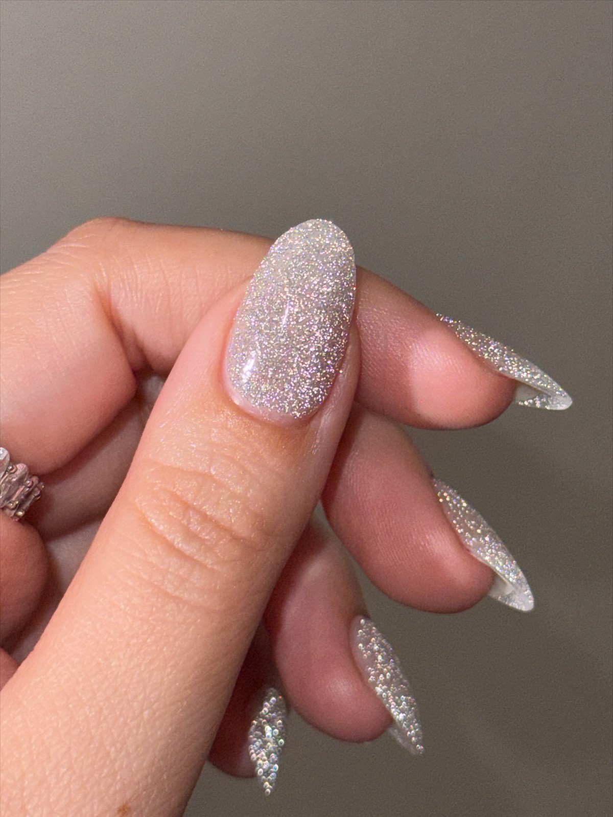 Зимовий манікюр 2026 з сріблом як символ елегантності сезону