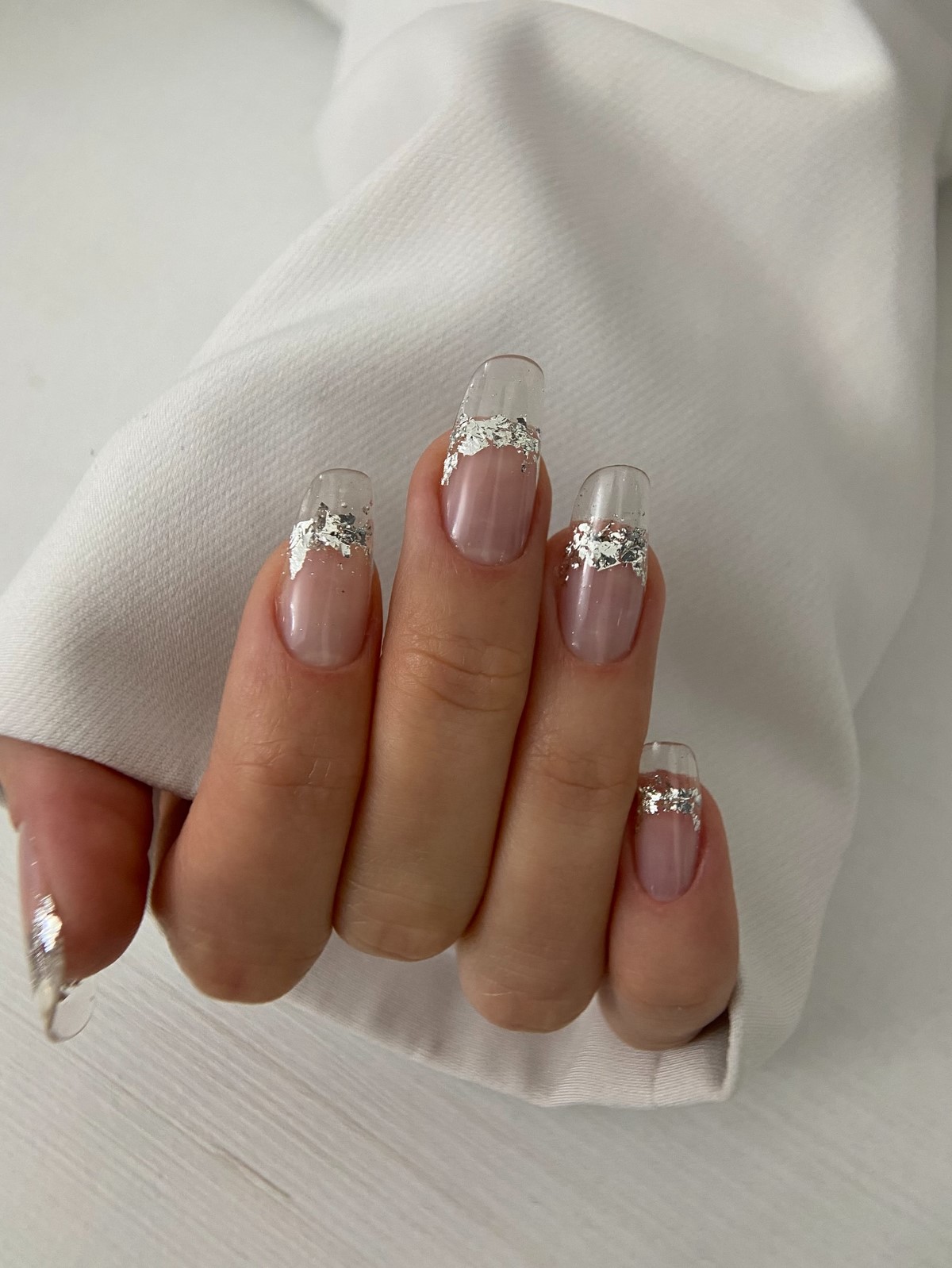 Зимовий манікюр 2026 з сріблом як символ елегантності сезону