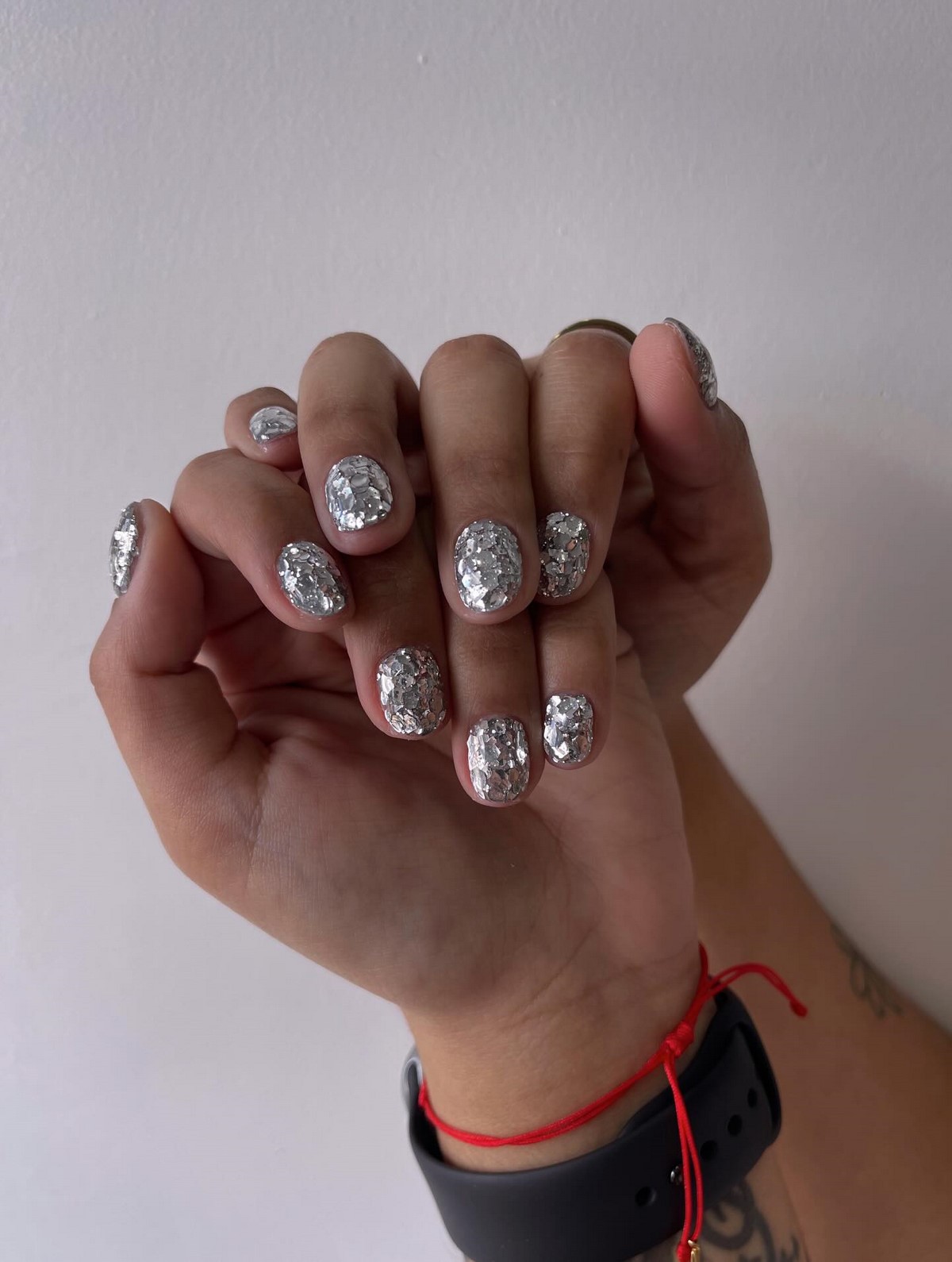 Зимовий манікюр 2026 з сріблом як символ елегантності сезону