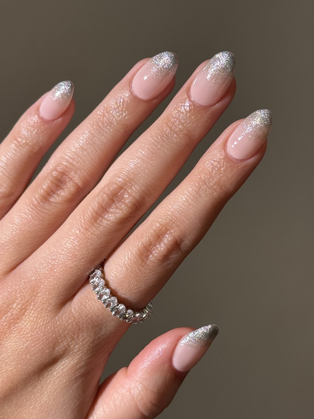 Зимовий манікюр 2026 з сріблом як символ елегантності сезону