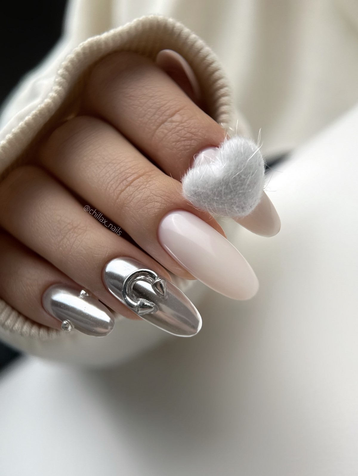 Зимовий манікюр 2026 з сріблом як символ елегантності сезону