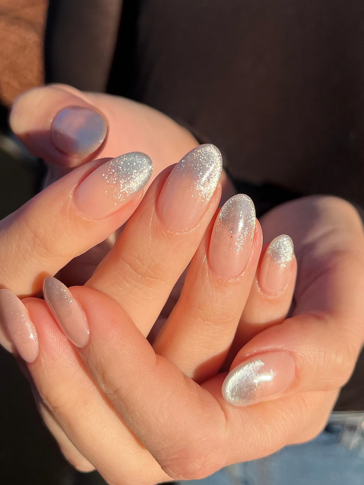 Зимовий манікюр 2026 з сріблом як символ елегантності сезону