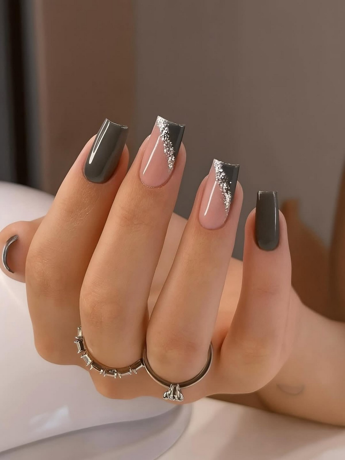 Зимовий манікюр 2026 з сріблом як символ елегантності сезону