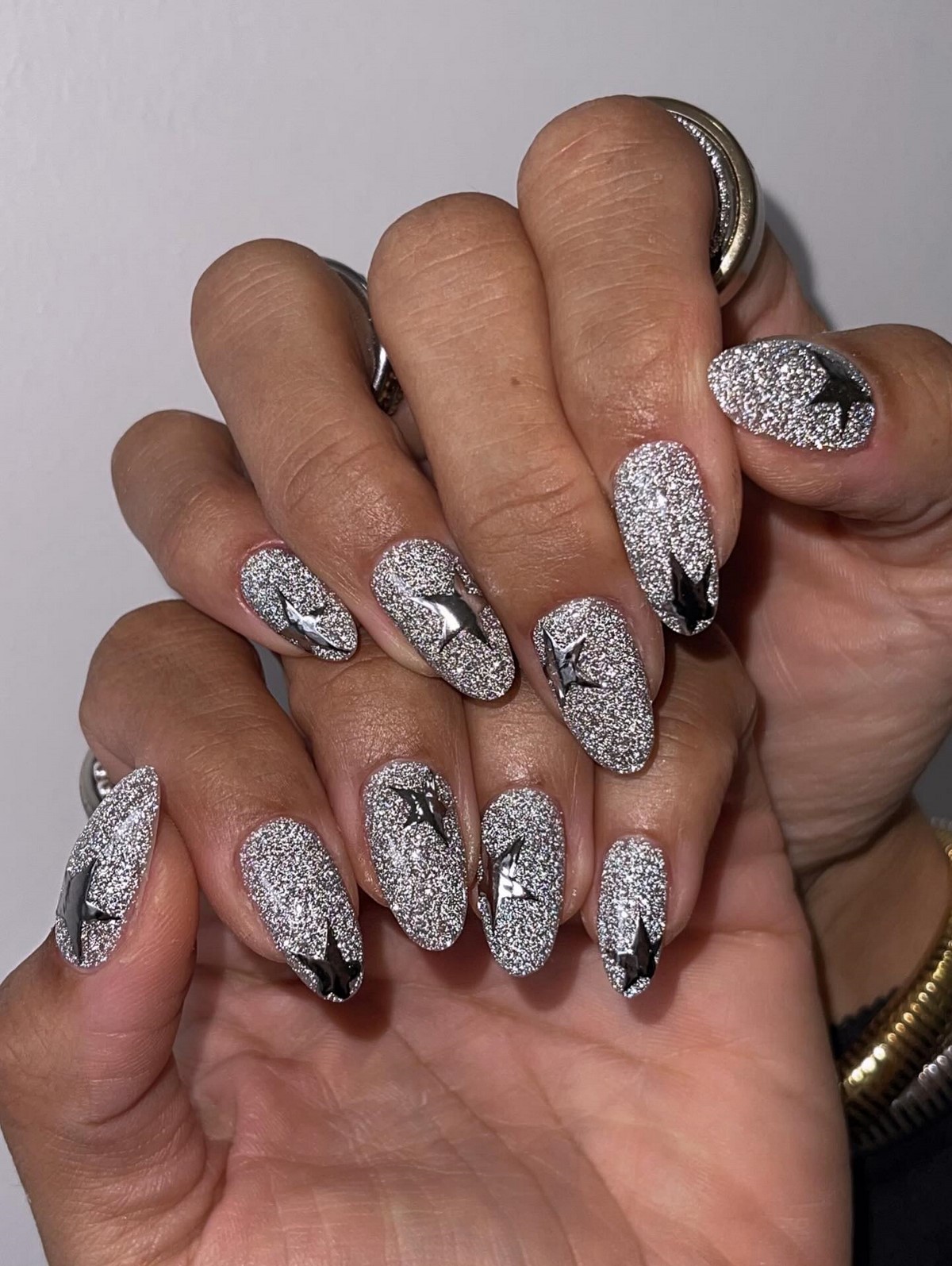 Зимовий манікюр 2026 з сріблом як символ елегантності сезону
