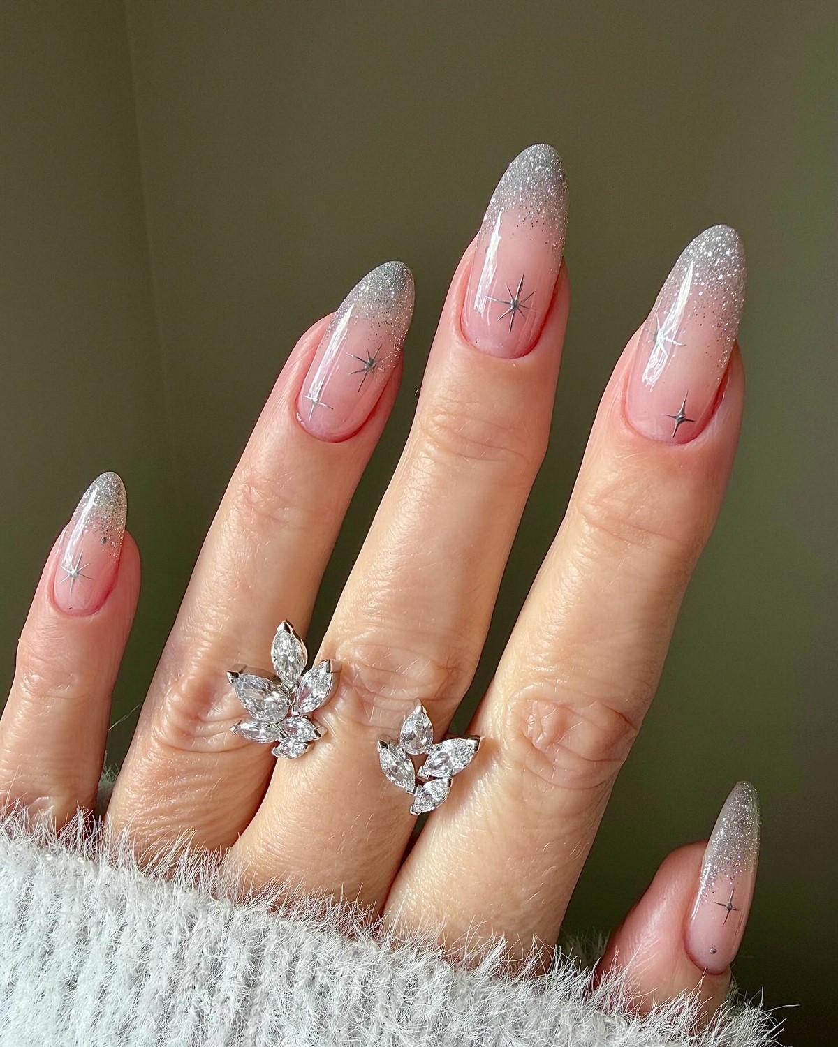 Зимовий манікюр 2026 з сріблом як символ елегантності сезону