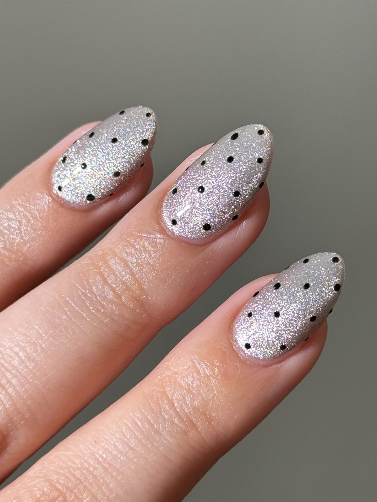 Зимовий манікюр 2026 з сріблом як символ елегантності сезону