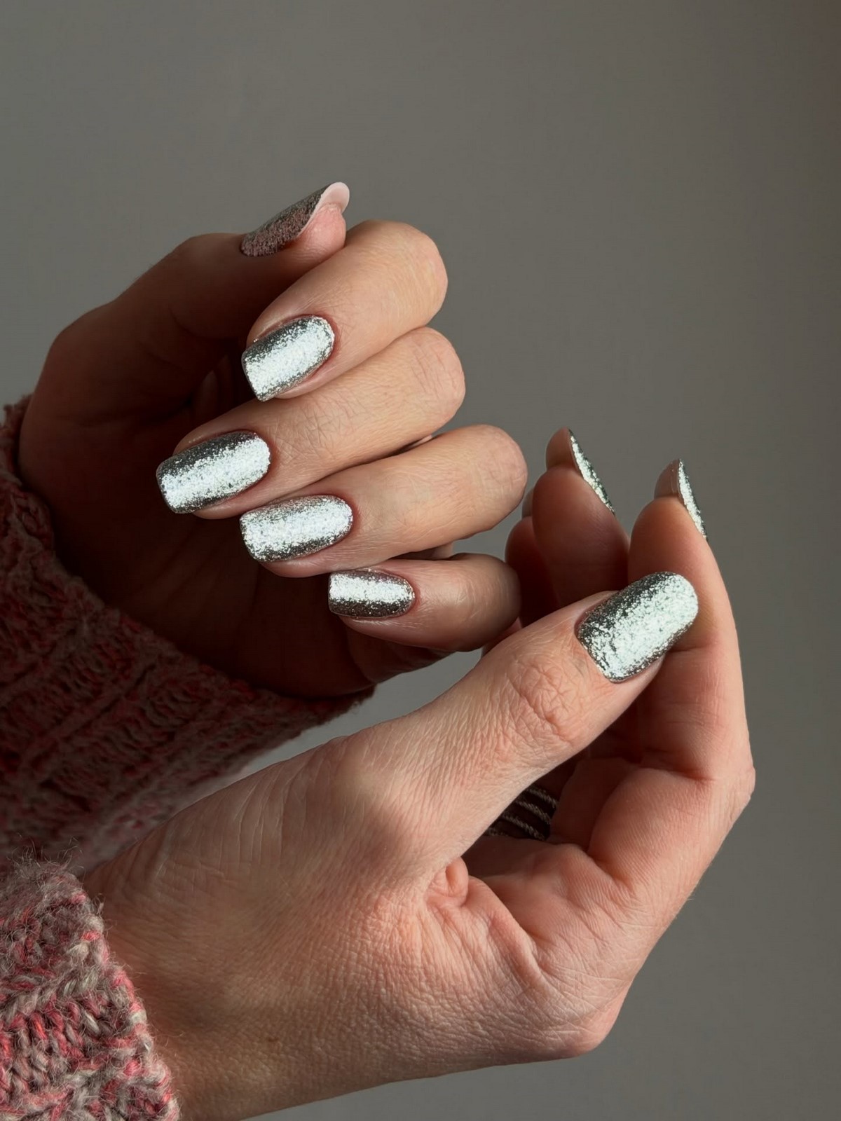 Зимовий манікюр 2026 з сріблом як символ елегантності сезону