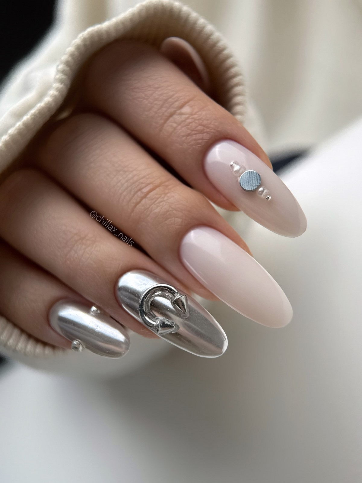 Зимовий манікюр 2026 з сріблом як символ елегантності сезону