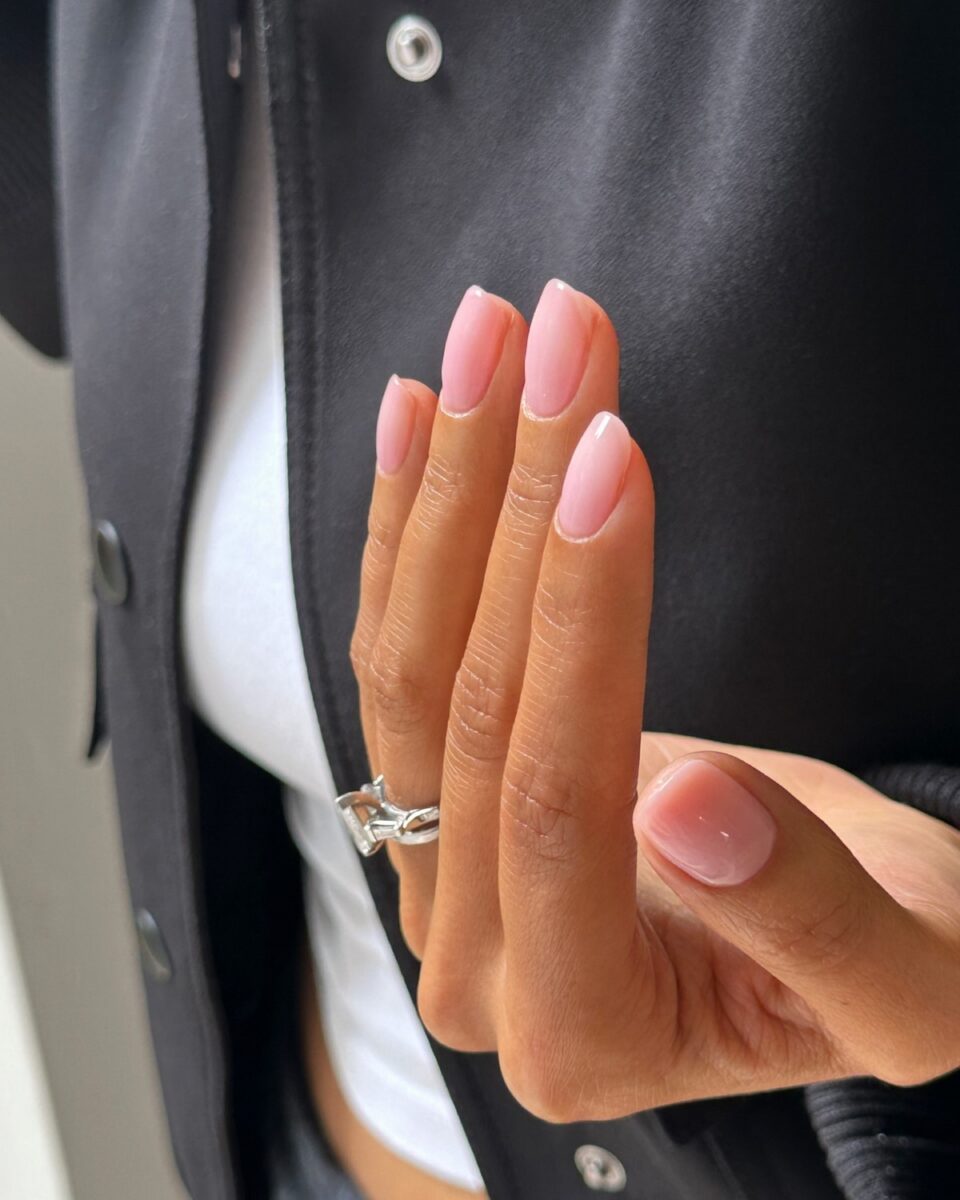 Напівпрозорий манікюр ніжно-рожевого кольору на овальних нігтях