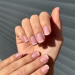 Класичний білий мікрофренч на короткі нігті