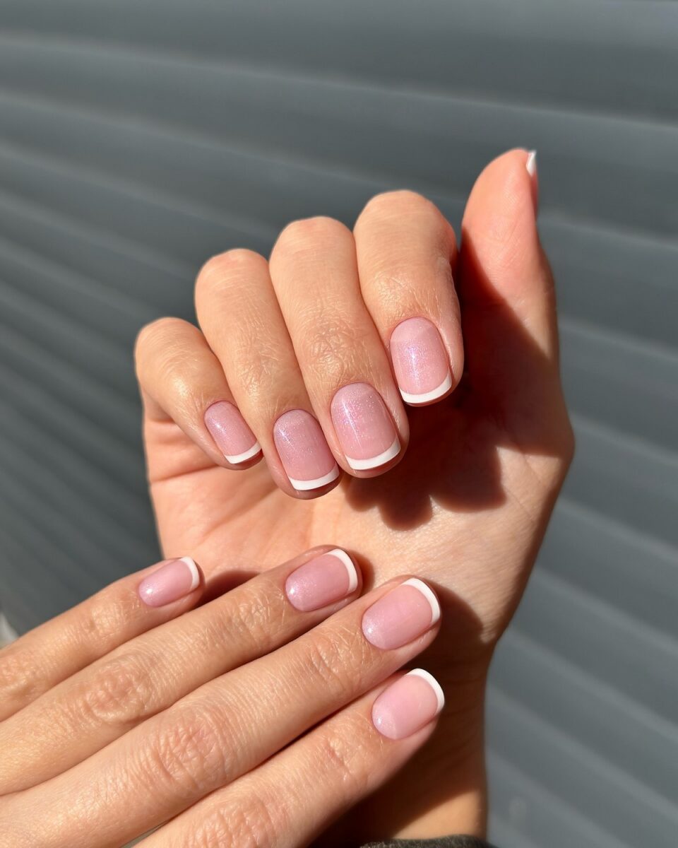 Класичний білий мікрофренч на короткі нігті