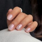 Молочний манікюр на короткі нігті із срібним декором