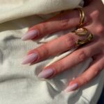 Ніжний манікюр на мигдалеподібних нігтях