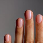Короткі нігті з напіпрозорим покриттям у стилі Clean Girl