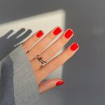 Яскравий червоний лак на коротких нігтях